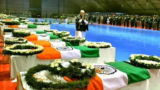 पहाड़ी चोटी पर पुलवामा हमले के शहीद जवानों की याद में विशाल स्मारक